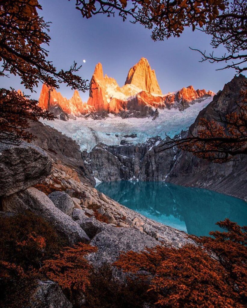 Cerro Fitz Roy al amanecer con lengas otoñales y laguna, El Chaltén