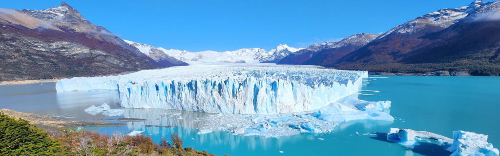 Frente del glaciar Perito Moreno sobre el lago Argentino turquesa