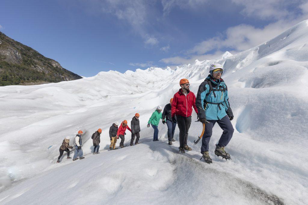Grupo de caminantes con crampones sobre el glaciar Perito Moreno