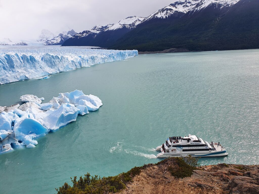 Catamarán navegando entre témpanos frente al glaciar Perito Moreno