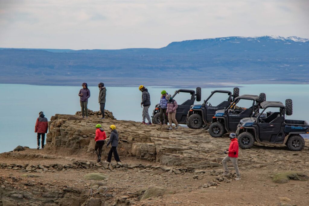 Grupo con vehículos 4x4 en un mirador sobre el lago Argentino