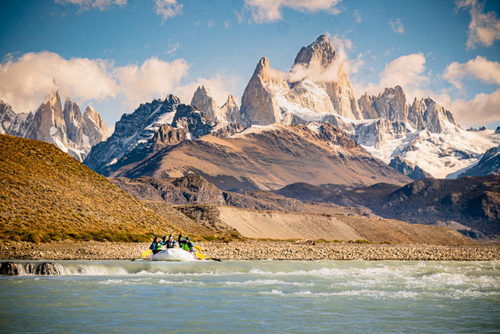 Bote de rafting en el río con el macizo del Fitz Roy al atardecer