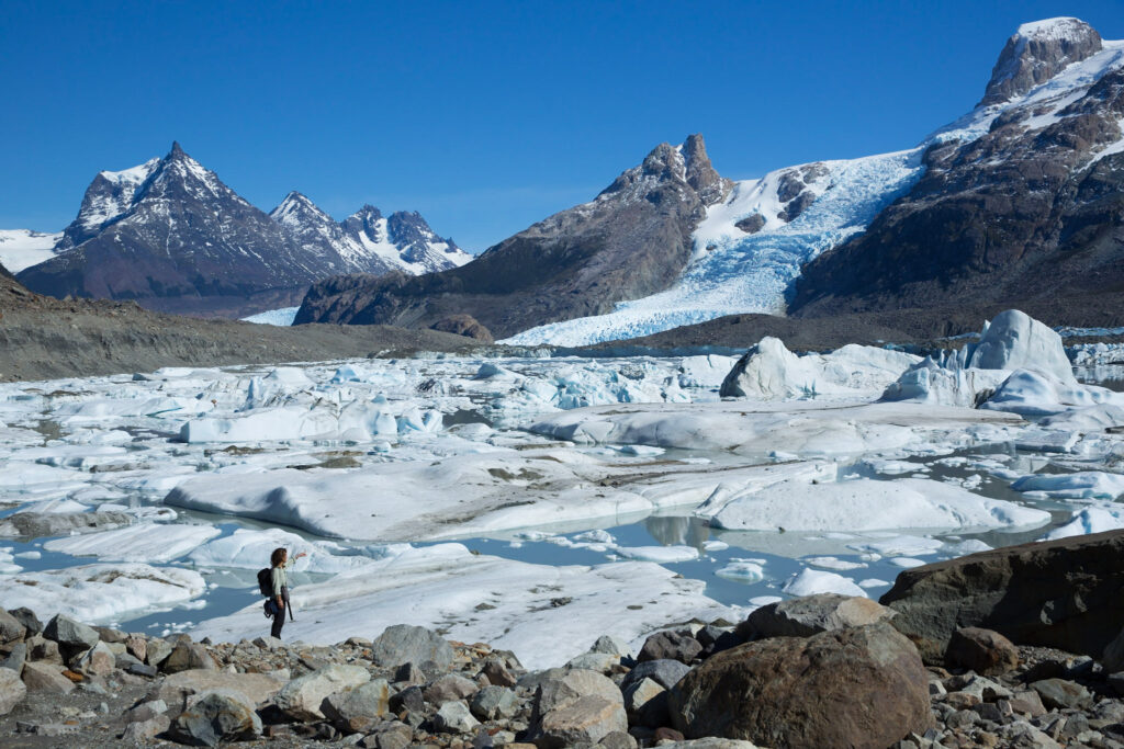 Laguna con témpanos al pie del glaciar en la excursión Glaciar Sur Aventura