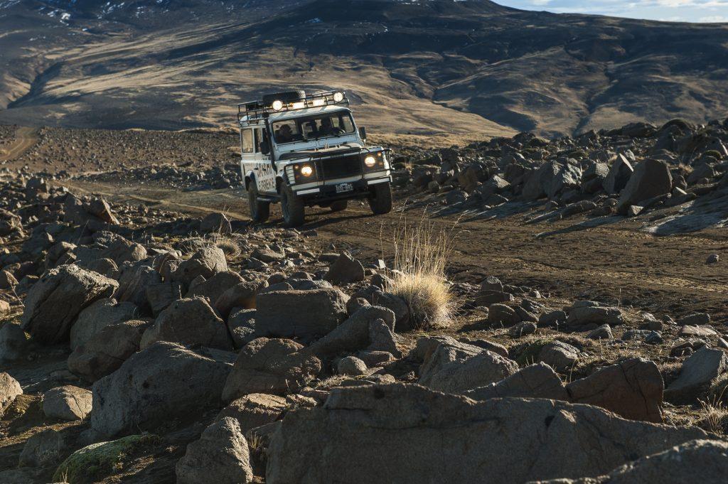 Camioneta 4x4 cruzando un campo de rocas en la estepa patagónica